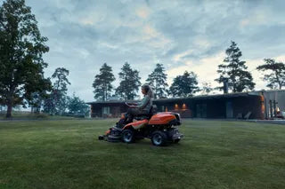 Husqvarna R 216T AWD Allrad-Aufsitzrasenmäher für anspruchsvolle Gärten – Bild 2