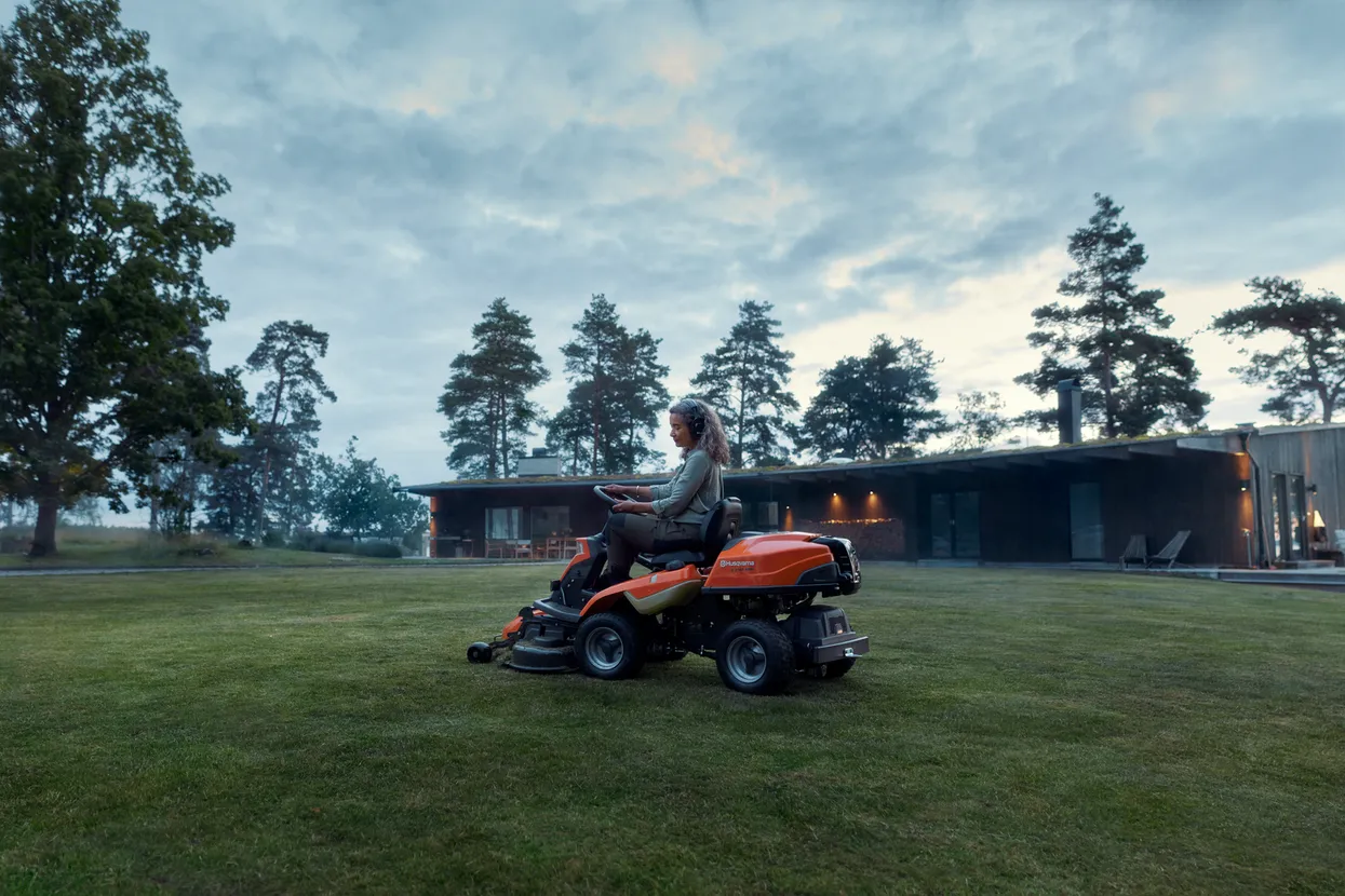 HUSQVARNA R 216T AWD – Bild 2