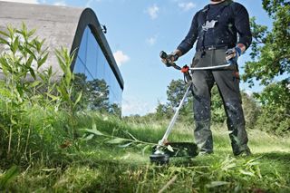 Husqvarna 122C Benzin-Rasentrimmer mit 43cm Arbeitsbreite und gebogenem Schaft – Bild 3