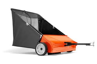 Husqvarna Rasenkehrmaschine 112cm mit 705 Liter Fangvolumen