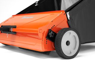 Husqvarna Rasenkehrmaschine 112cm Heckmontiertes Anbaugerät für Gartentraktoren – Bild 6