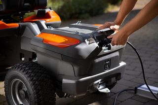 Husqvarna Schnellladegerät PS900C 900 Watt für 48V Akkus – Bild 2