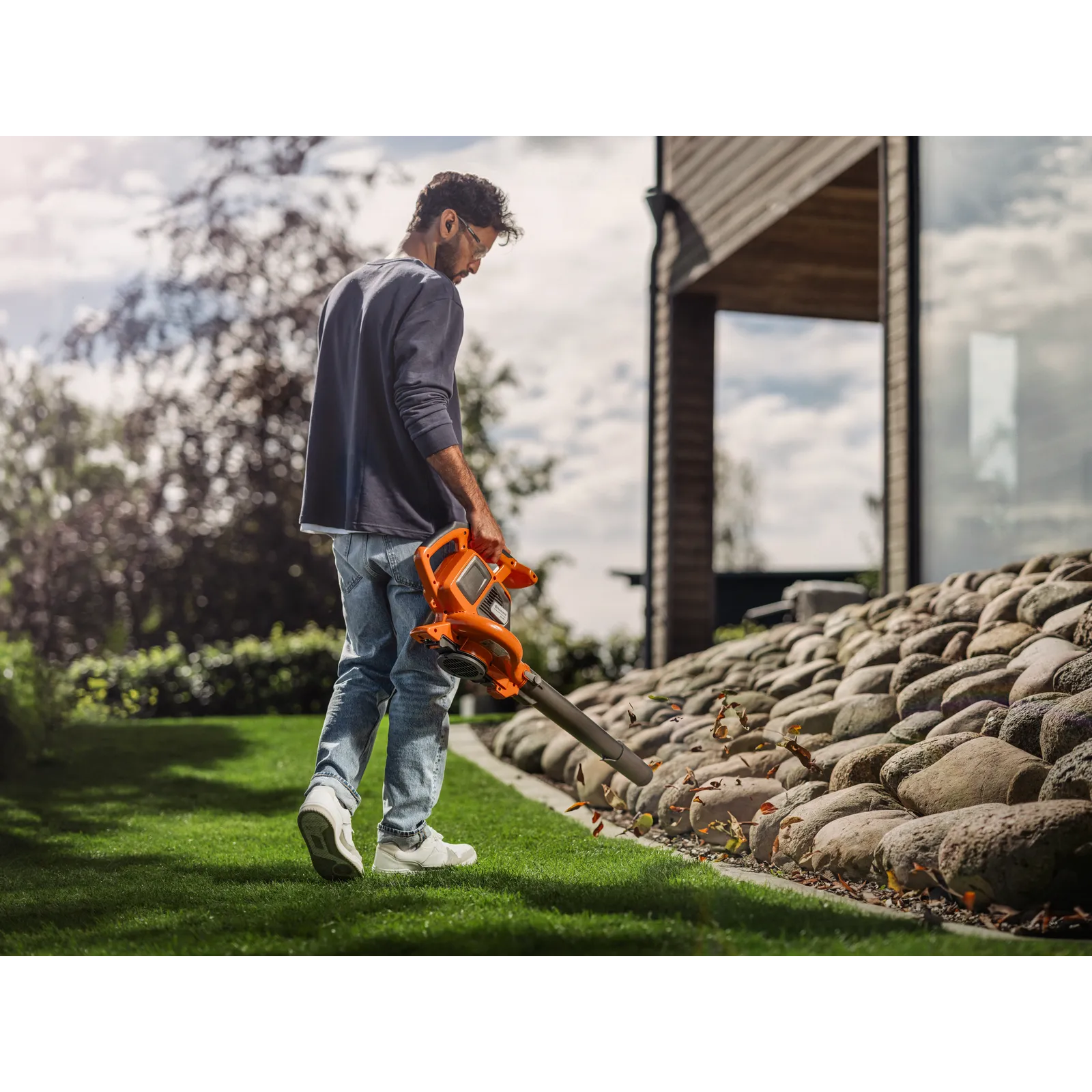 Husqvarna 120iBV Akku-Laubblasgerät mit Akku und Ladegerät Set – Bild 2