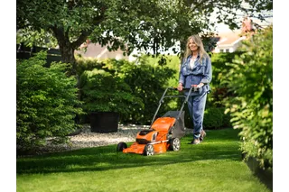 Husqvarna LC 142iS Akku-Rasenmäher Selbstfahrend 42cm Schnittbreite Orange – Bild 4
